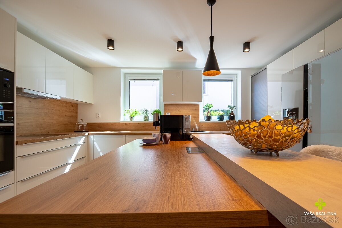Štýlový a priestranný rodinný dom v slepej ulici s bazénom - 3