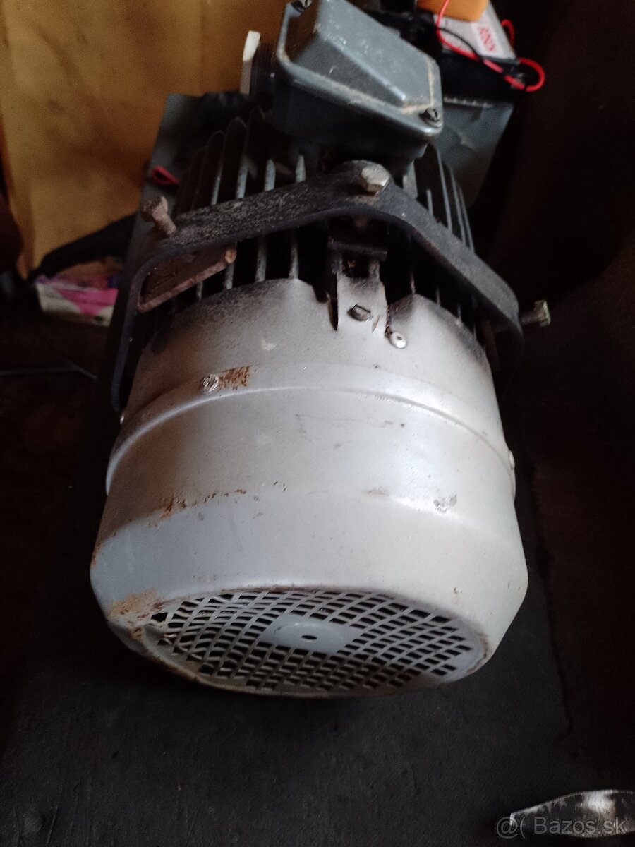 Predám lacno 4kw elektromotor. - 3