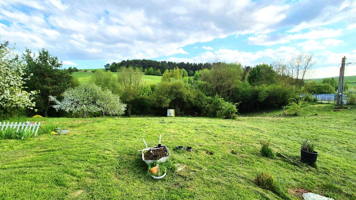 Ponúkame na predaj veľký pozemok na okraji obce. - 3