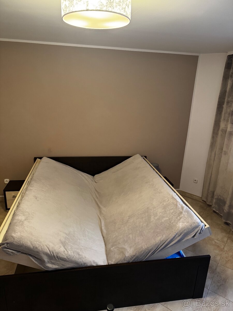 Manželská posteľ s nočnými stolíkmi - 3