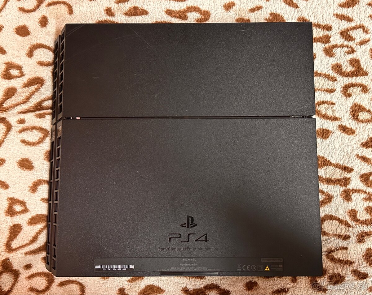 PS4 Fat 1 TB + 2 DualShocky + Tlou + stojan - 3