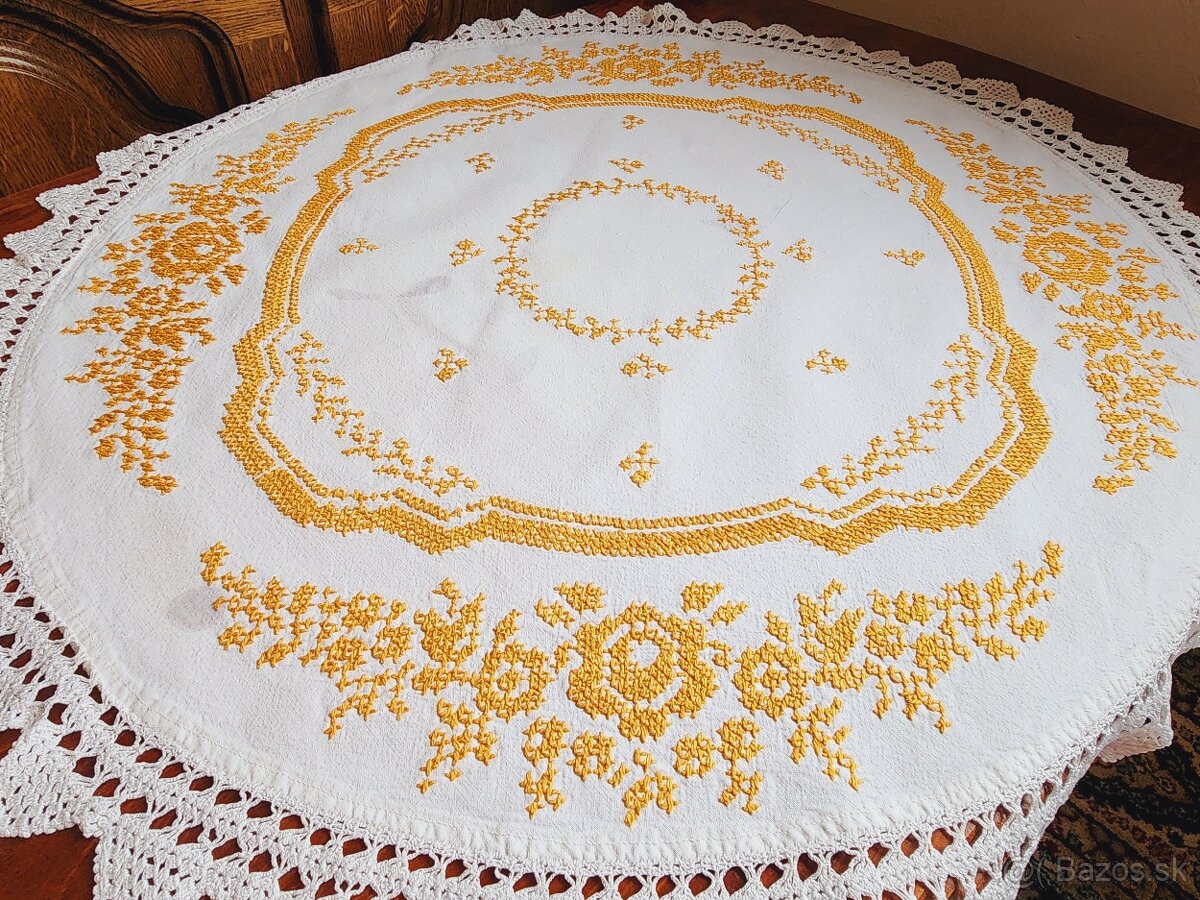 Krásny biely okrúhly ľanový obrus bohato zdobený žltou výšiv - 3