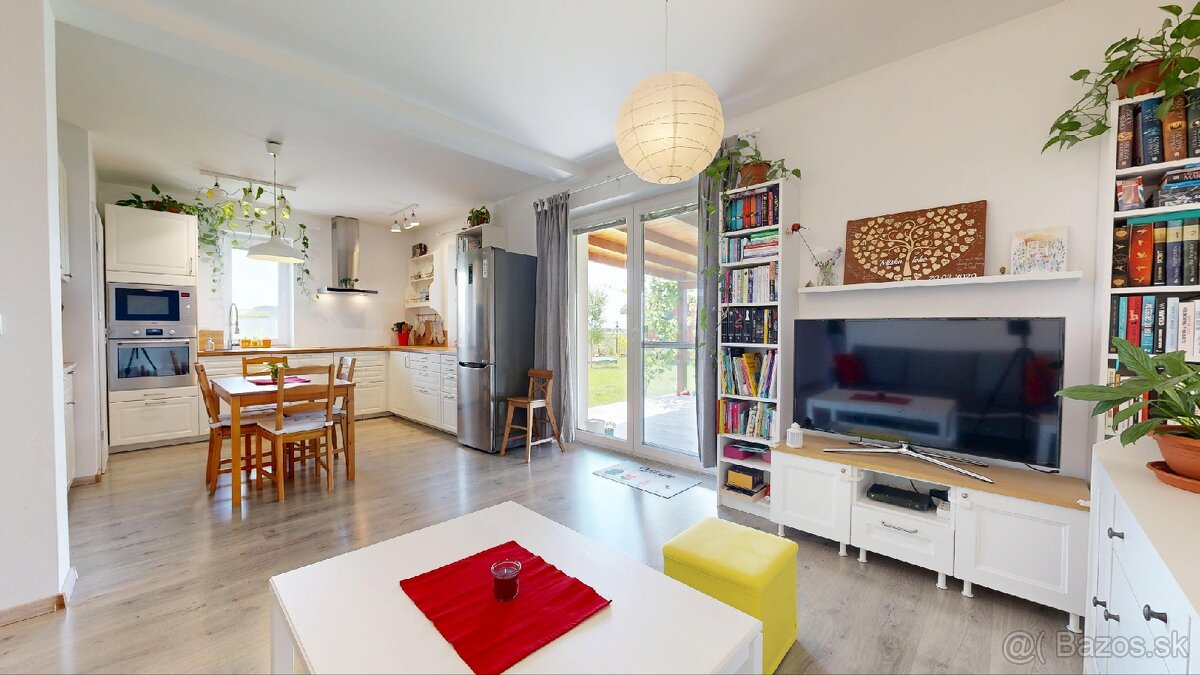 ZNÍŽENÁ CENA KOŠÚTY, moderný a útulný 4-izbový bungalov - 3