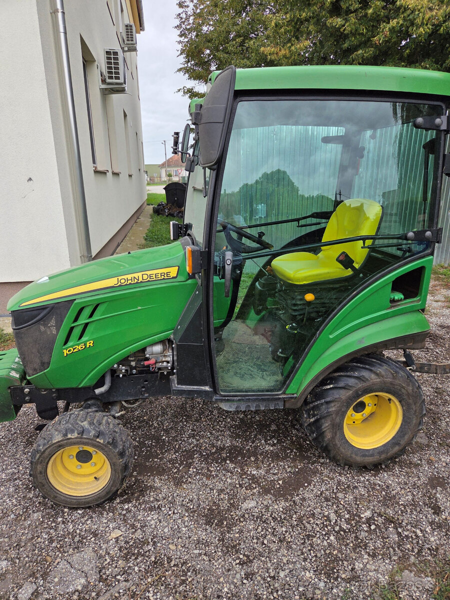 Predám Traktor John Deere 1026R - 3