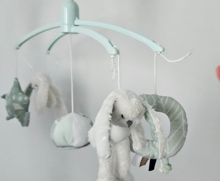 Detska postielka Ikea s matracom a hracim kolotocom Little d - 3