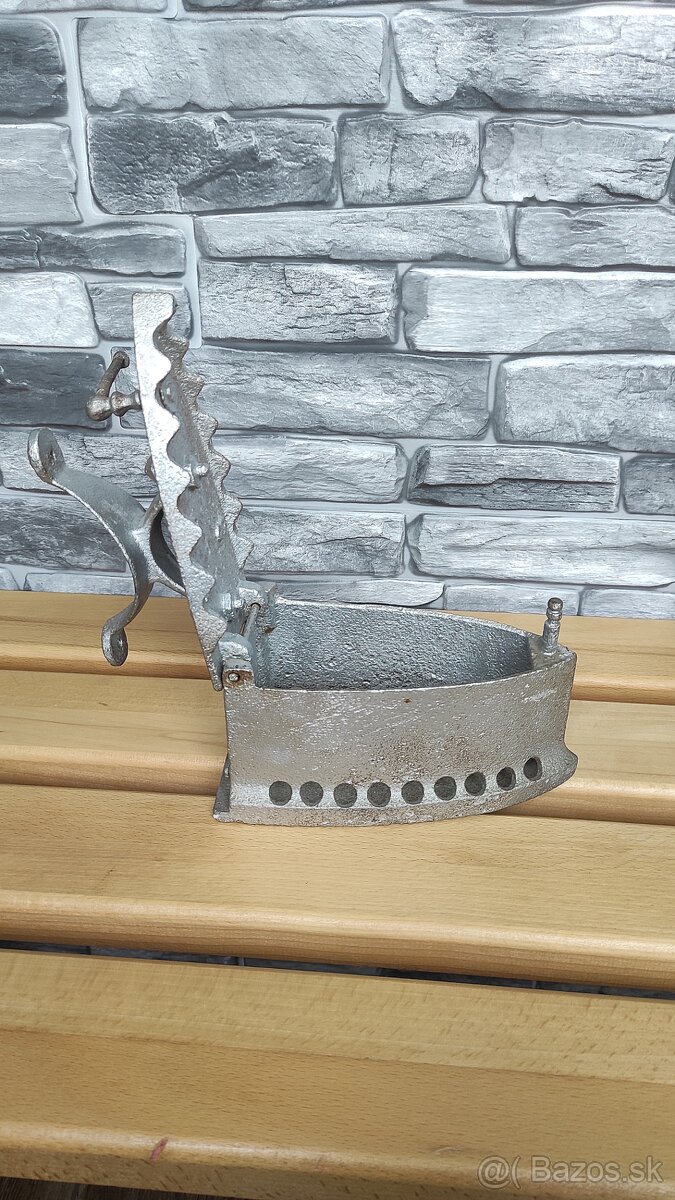 Starodávna žehlička na uhlie. - 3