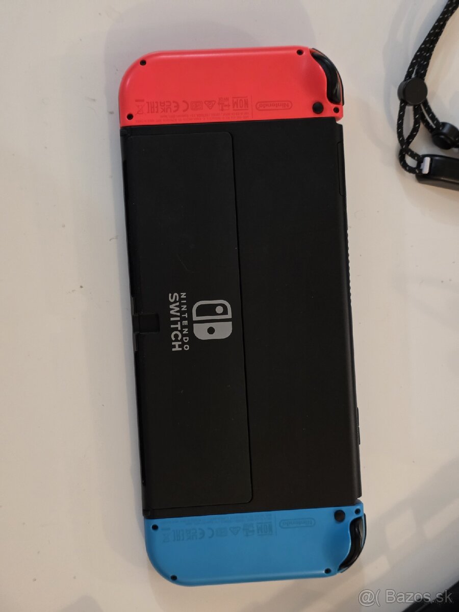 Nintendo Switch OLED + 3× dock, NexiGo ovládač a obal - 3