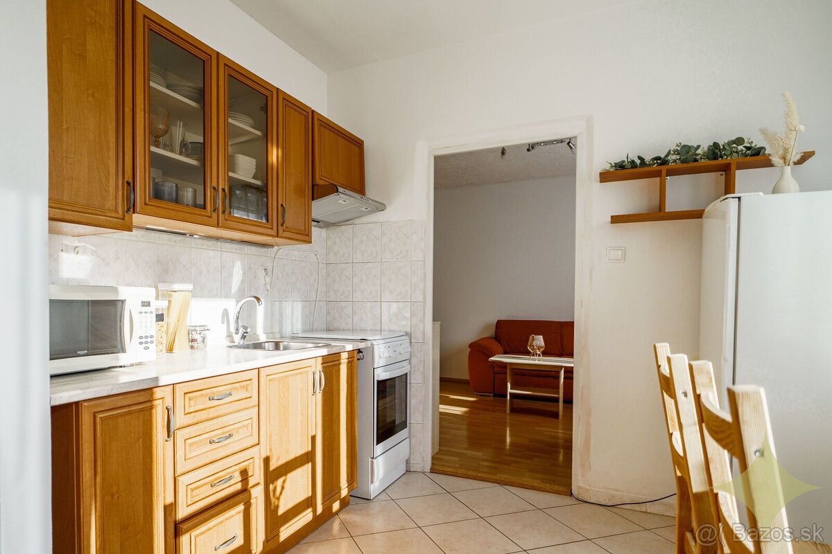 REZERVOVANÉ - Na predaj: zariadený 1-izbový byt, 40 m² – Fon - 3