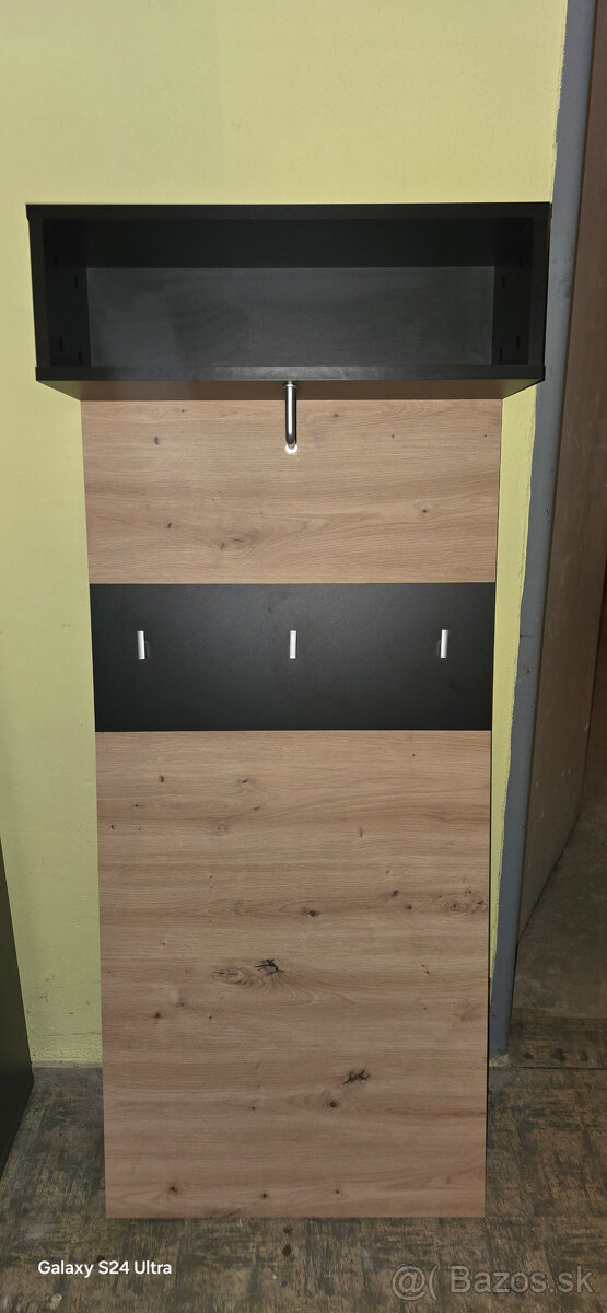 VEŠIAKOVÁ STENA SO ZRKADLOM A BOTNIKOM - 3