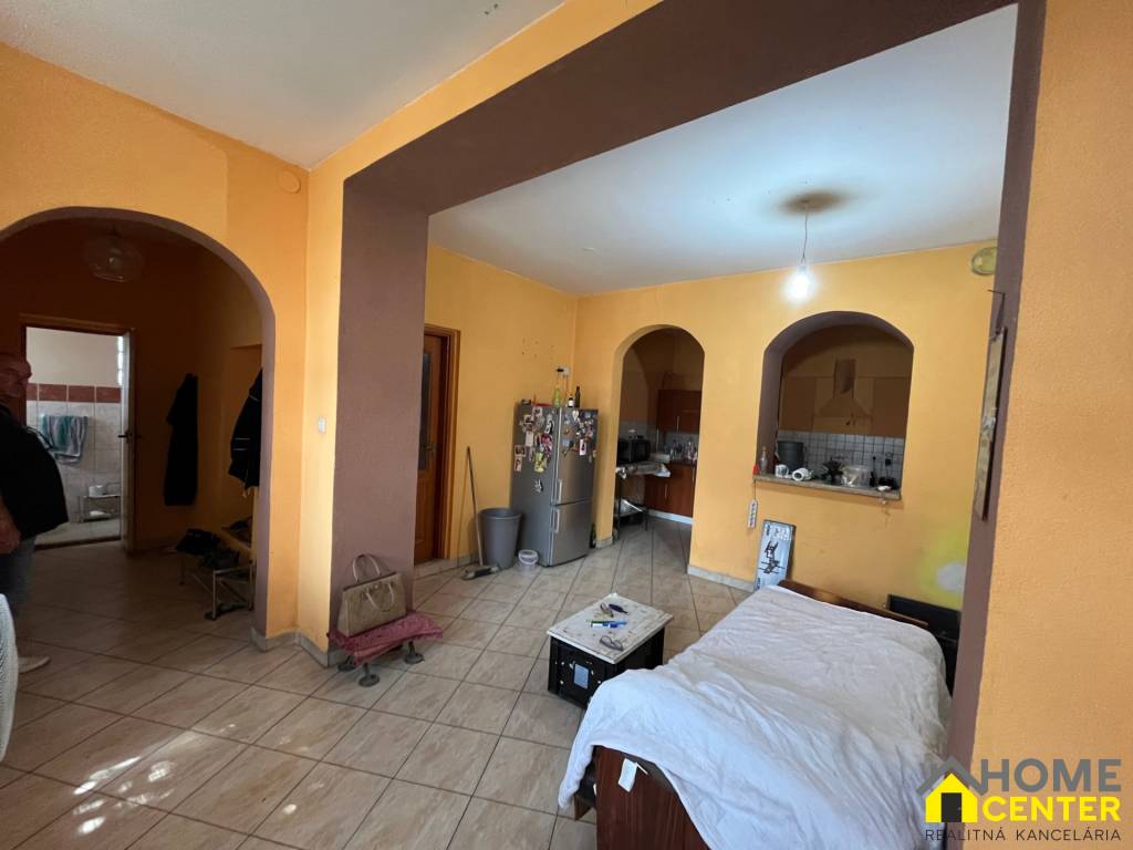 NA PREDAJ Rodinný dom s rozľahlým pozemkom /cca 3000 m²/ v K - 3