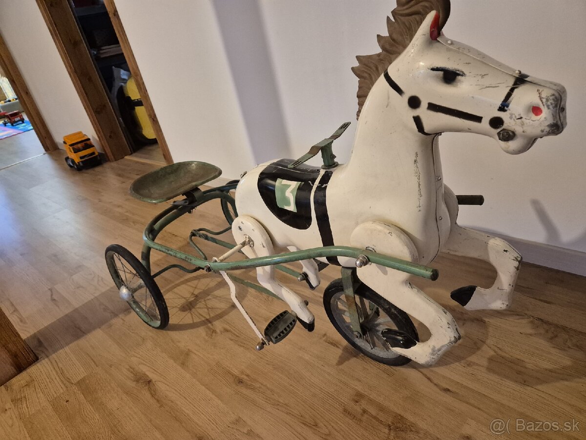 Plechovy slapaci konik - 3