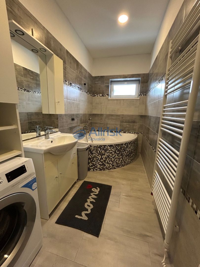 Nádherný kompletne zrekonštruovaný rodinný dom s garážou, ba - 3