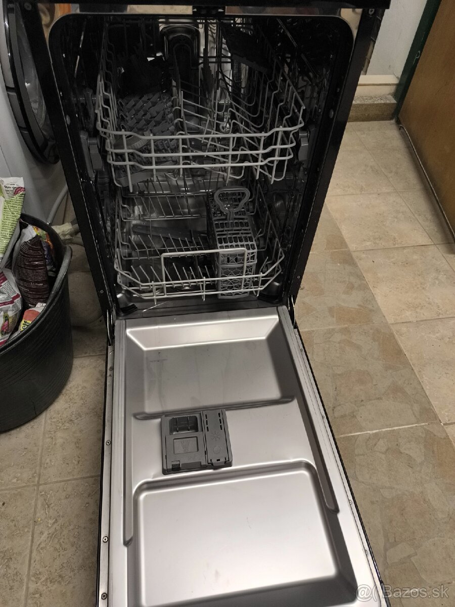 Umývačka riadu Candy používaná rok - 3