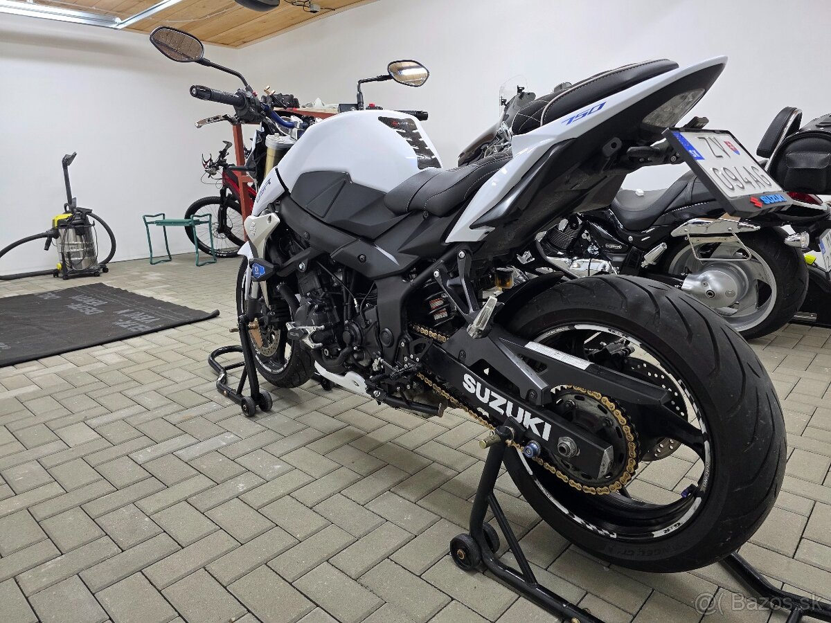 Suzuki GSR750 - 3