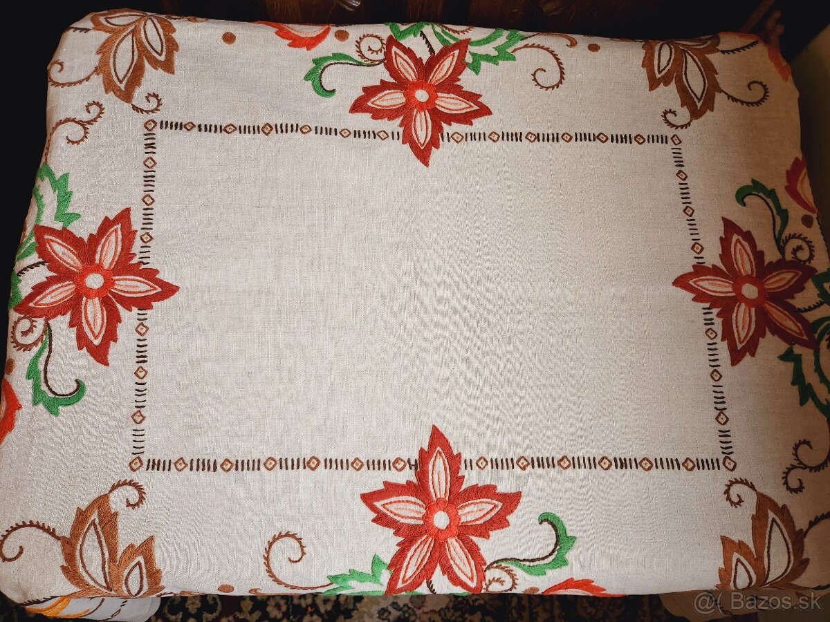 Krásny krémový starý ľanový obrus s výraznou výšivkou veľkýc - 3