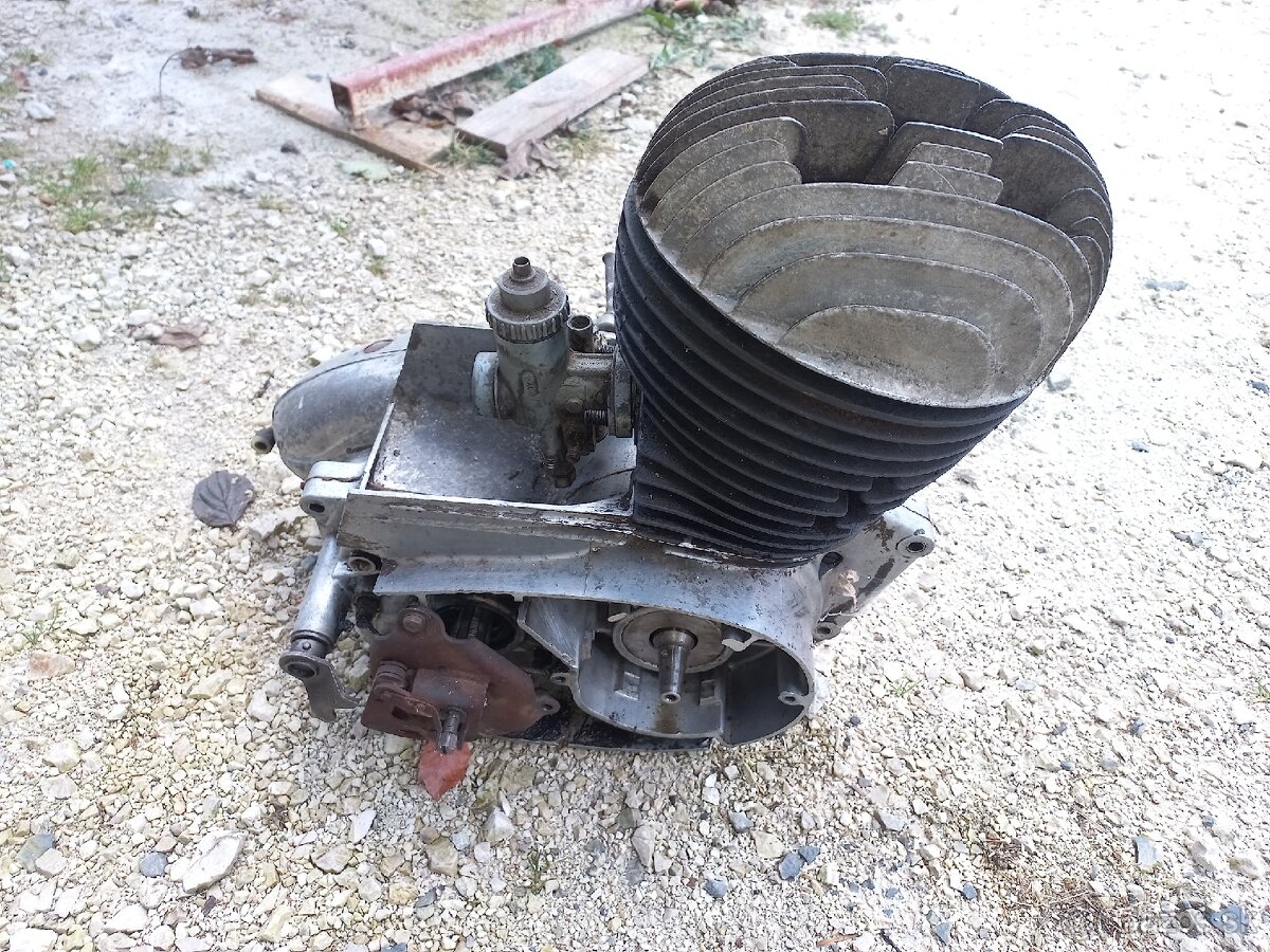 Motor jawa 250 559 - 3
