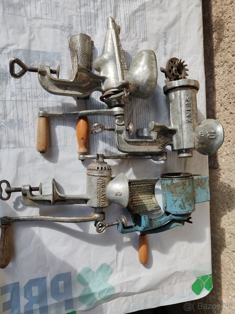 staré vahy, písací stroj, mlynčeky - 3