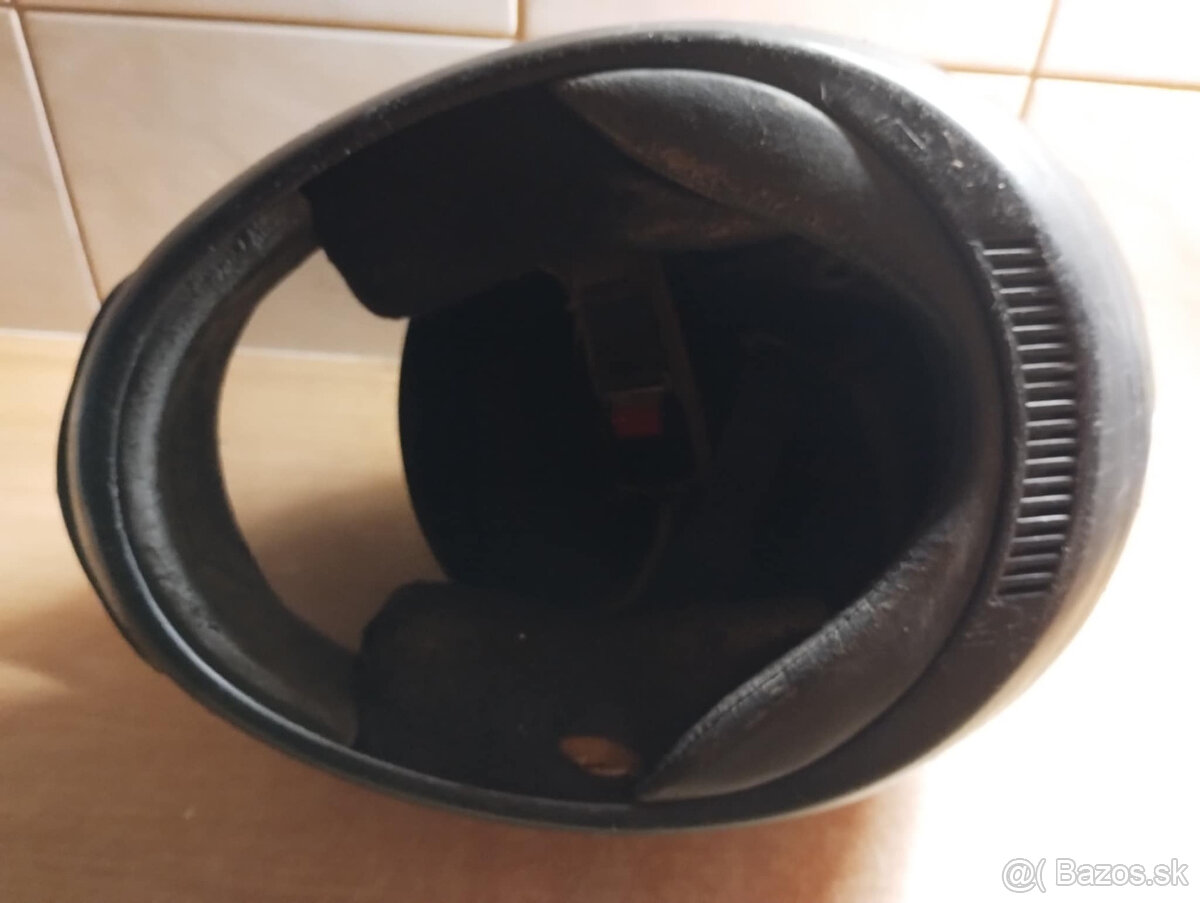 Predam prilbu na motocikel. - 3