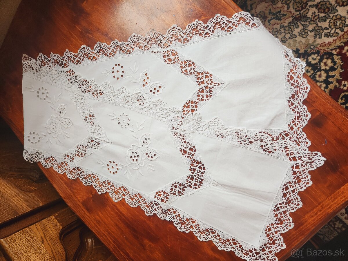 Krásna biela dlhá štóla zdobená výšivkou, bohatou paličkovo - 3
