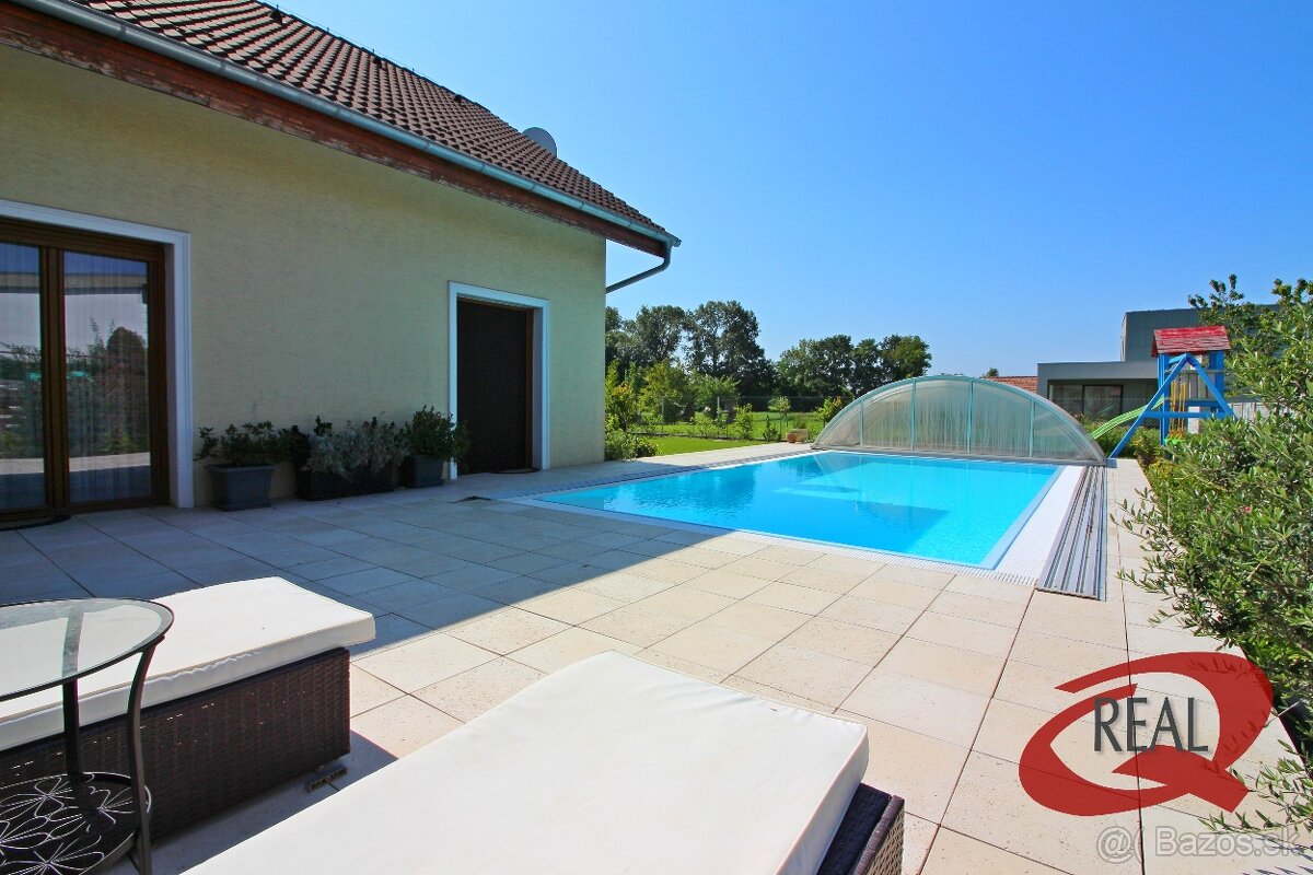 RODINNÝ DOM V SÚKROMNEJ ULIČKE S BAZÉNOM A LETNÝM DOMČEKOM - 3
