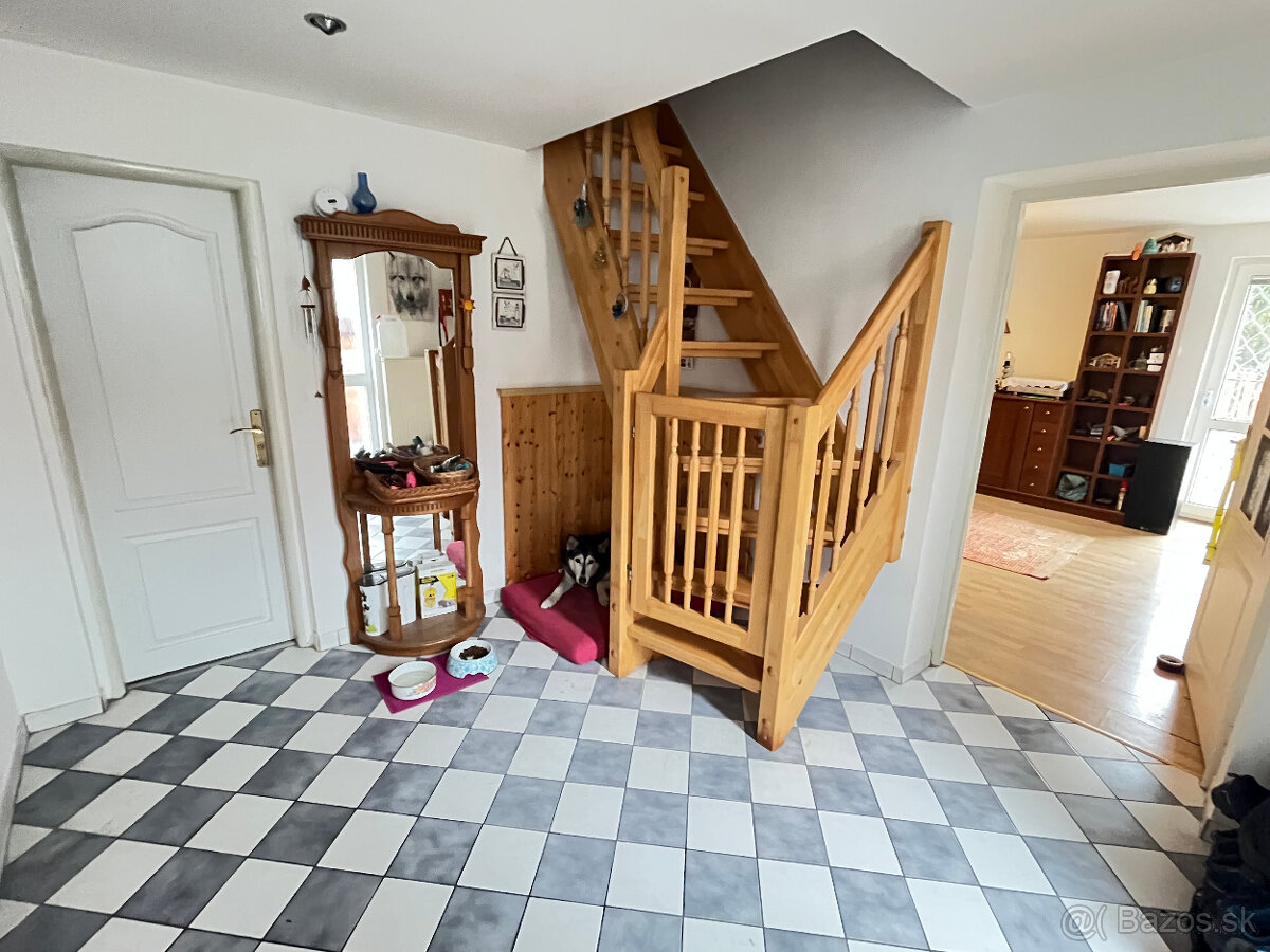 RD (4+1) s garážou a 1259 m2 pozemkom v Hubine - 3