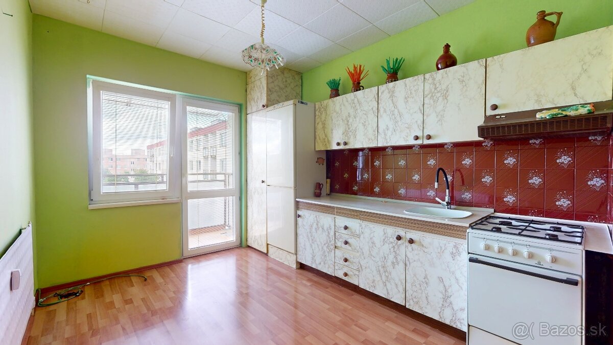 4 - IZBOVÝ PANELOVÝ BYT S LOGGIOU - 3D PREHLIADKA - 3