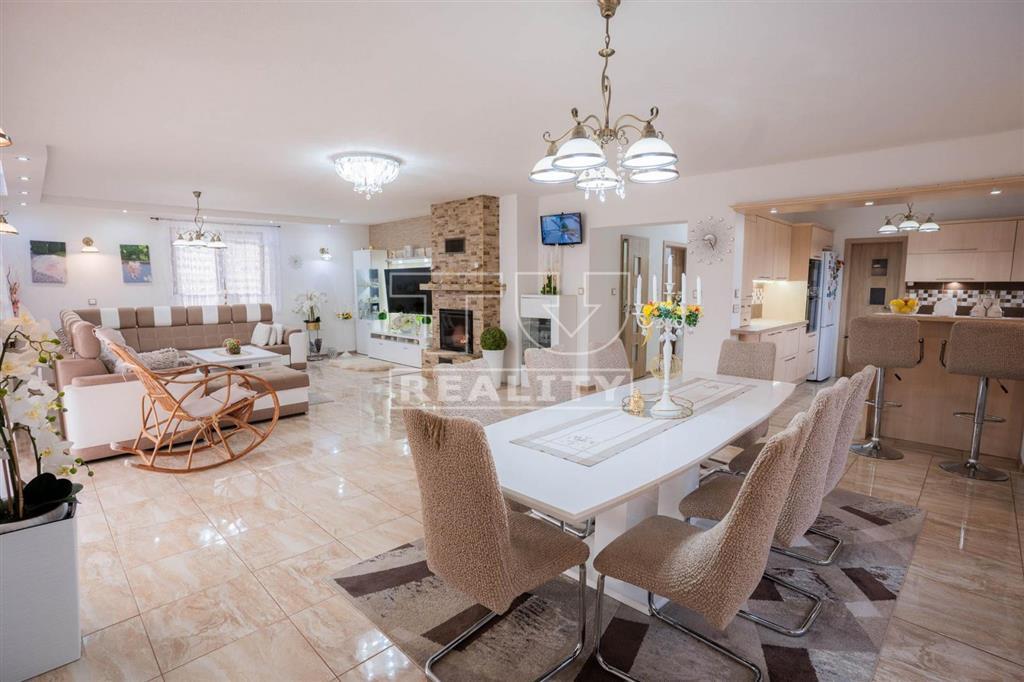 Na predaj priestranný rodinný dom Uhrovec okr. Bánovce... - 3