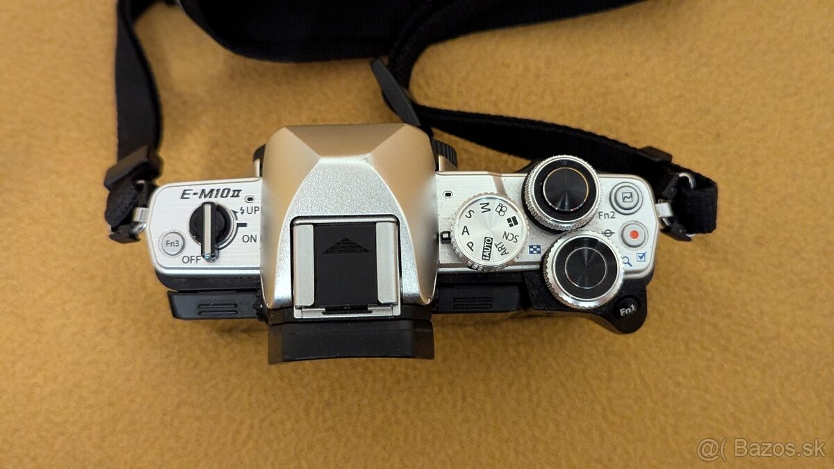 Olympus OM-D E-M10 Mark II telo - 3