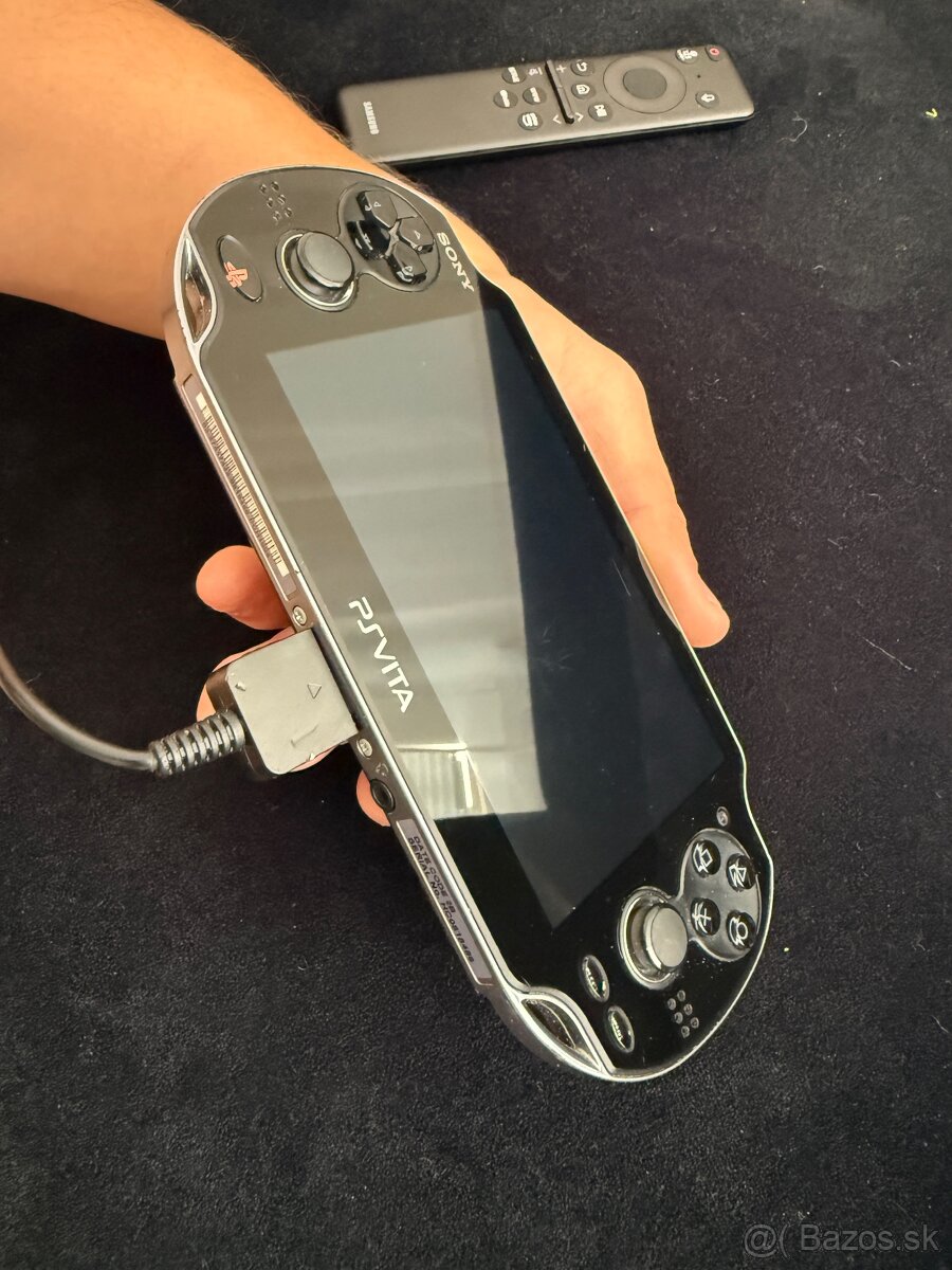 PS Vita Crystal Black OLED - 3