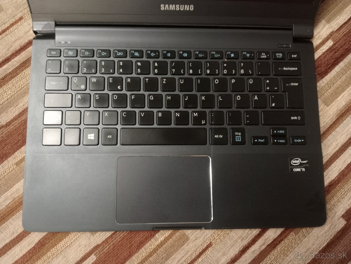 predám nefunkčný notebook Samsung NP300X3E - 3
