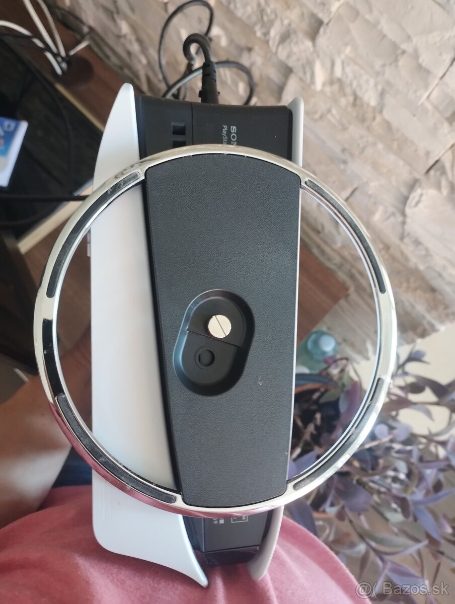 Vertikalny stojan na Playstation 5 a PS5 Slim - 3