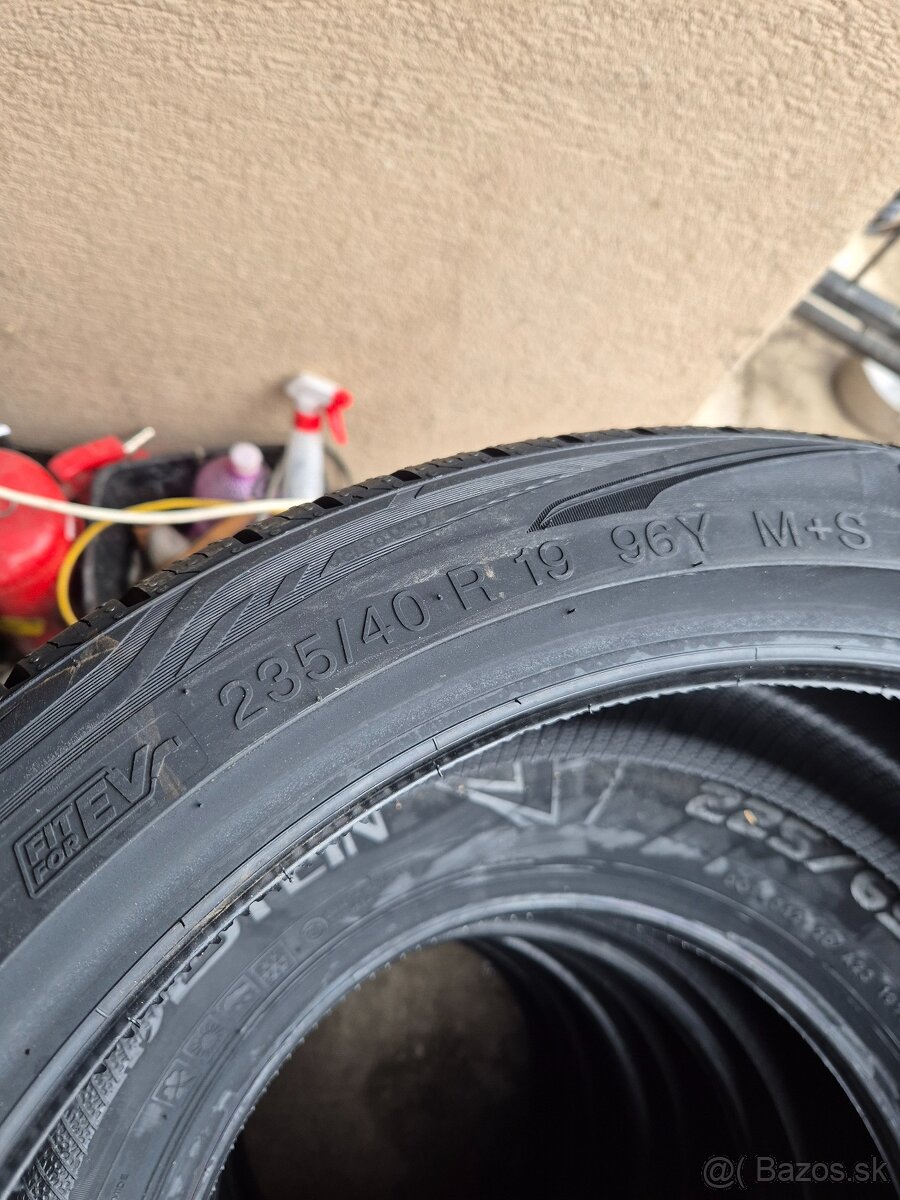 235/40 r19 - 3