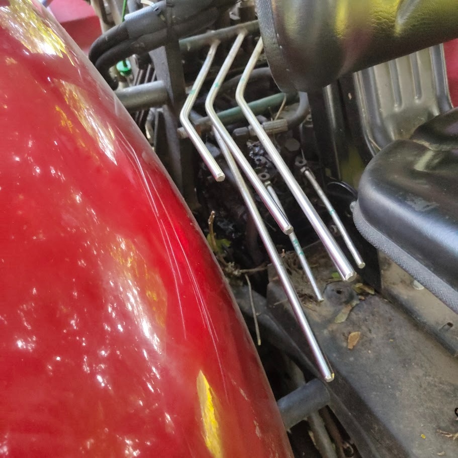 Traktor tovární MF 4x4 - 3