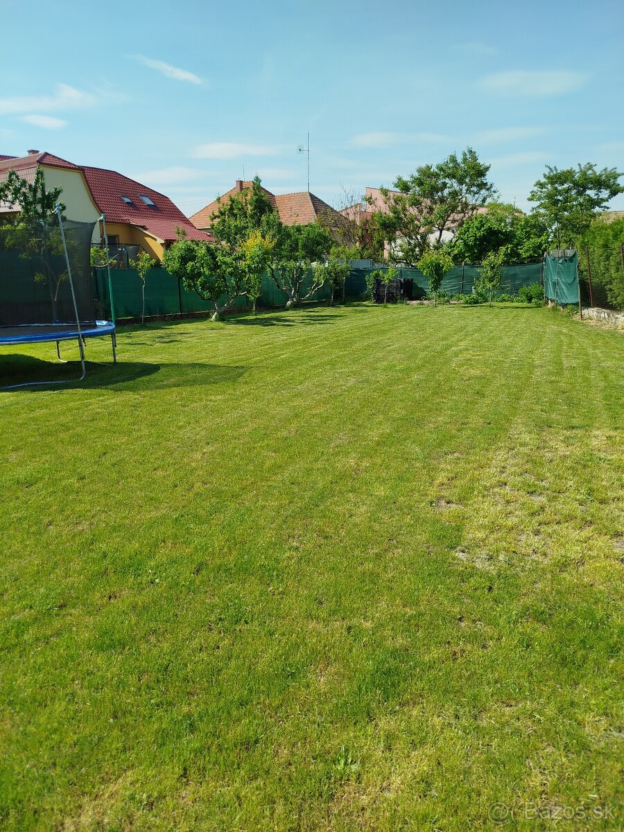 Predám pozemok v centre Šurian. - 3