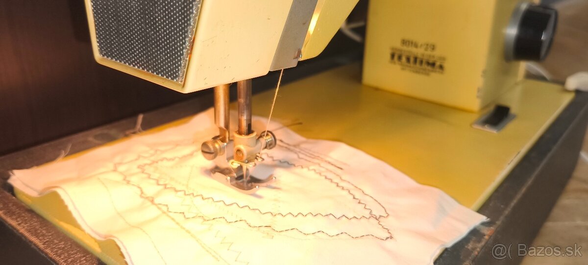 Predám kufríkový šijací stroj Veritas 8014/29 - 3