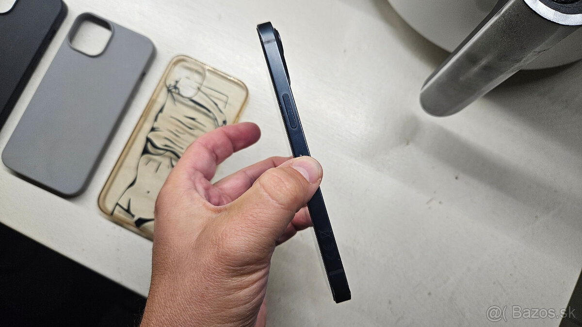 Apple iPhone 13 tmavý 128GB - puknutý zadok - 3