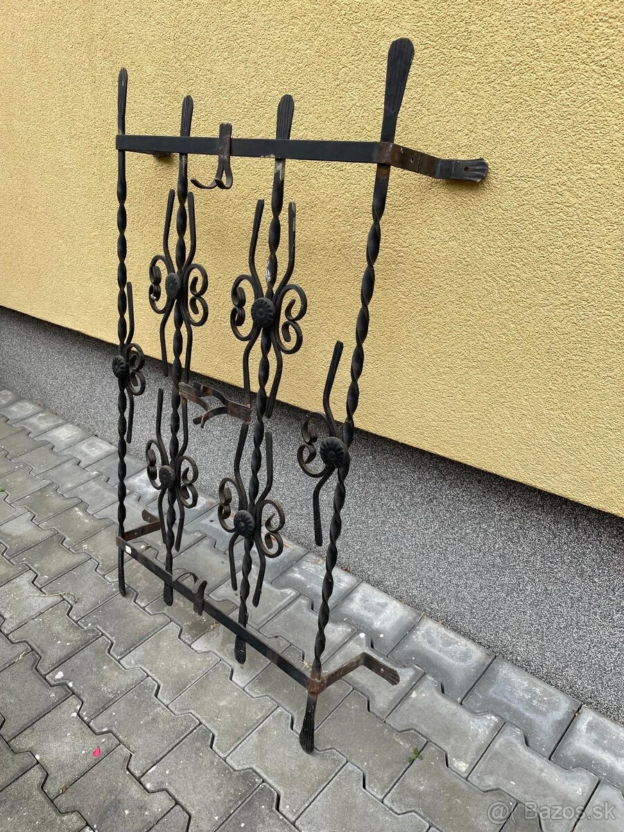 Mreza na okno s okrasnym kovanim - 3