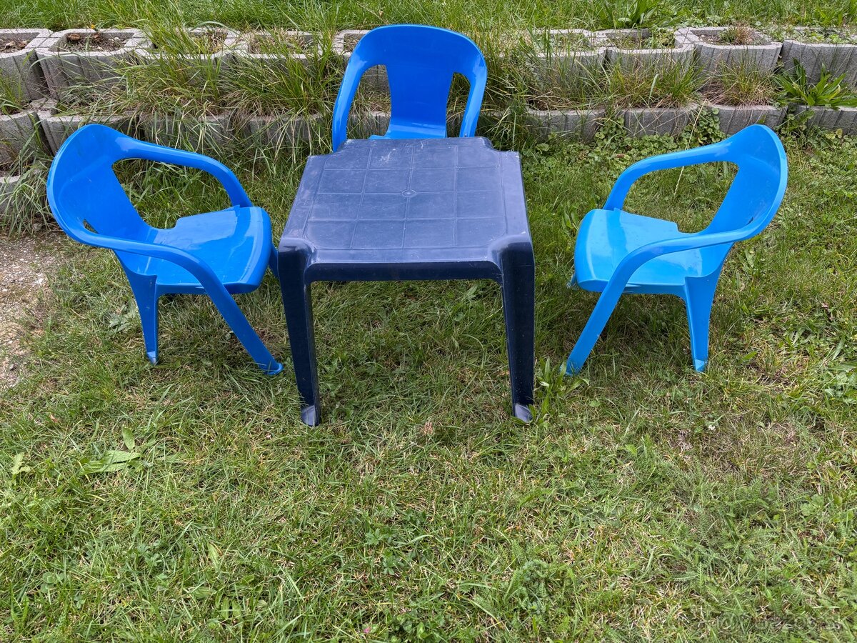 Detsky plastovy stol a stolicky - 3