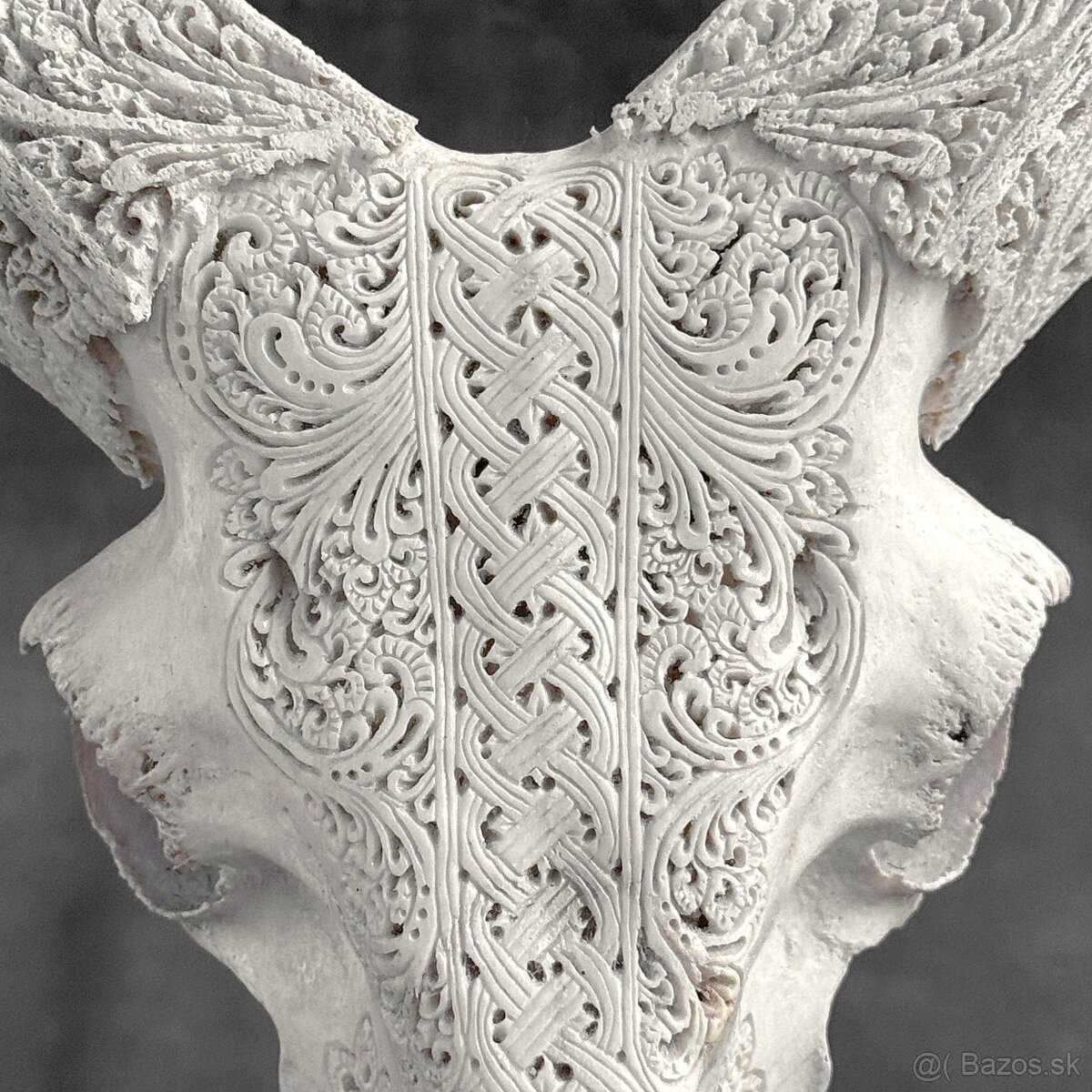 Vyrezávaná lebka barana na kovovom stojane - motív Infinity - 3