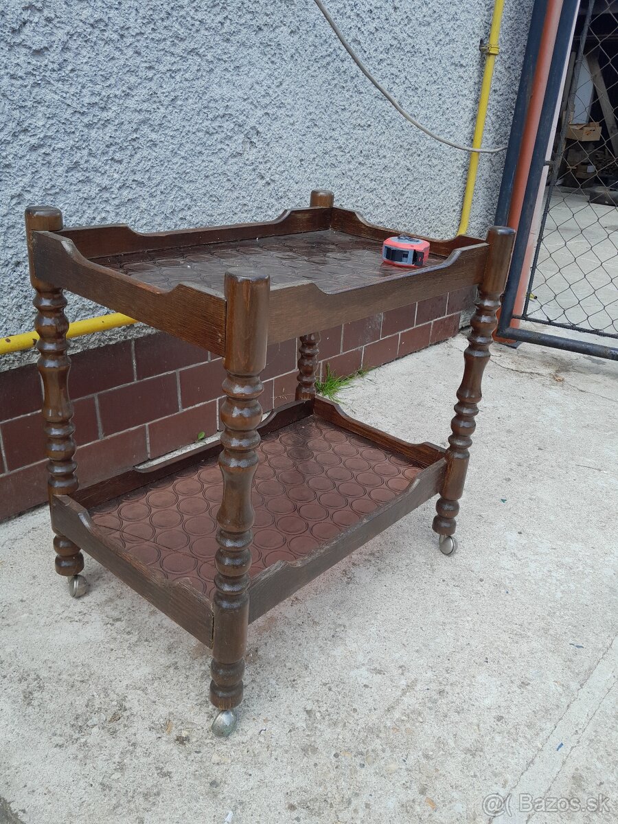 Predám barový stolík na kolieskach - 3