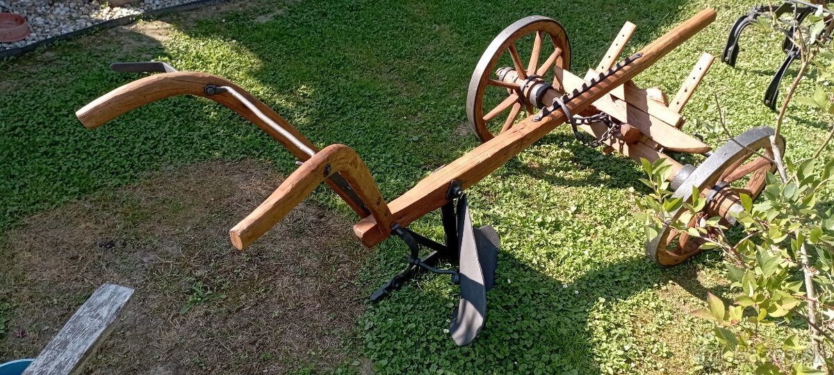 Starý drevený konský pluh - 3
