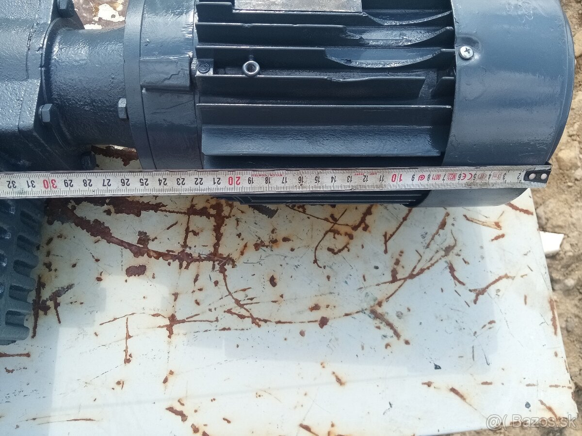 Snekova prevodovka s elektromotorom 1,1kW - 3