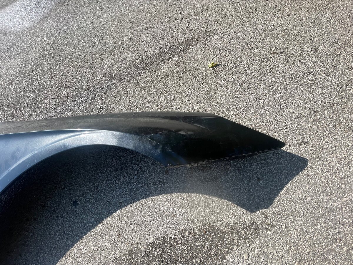 Pravý predný blatník Mercedes CLS w219 c219 - 3