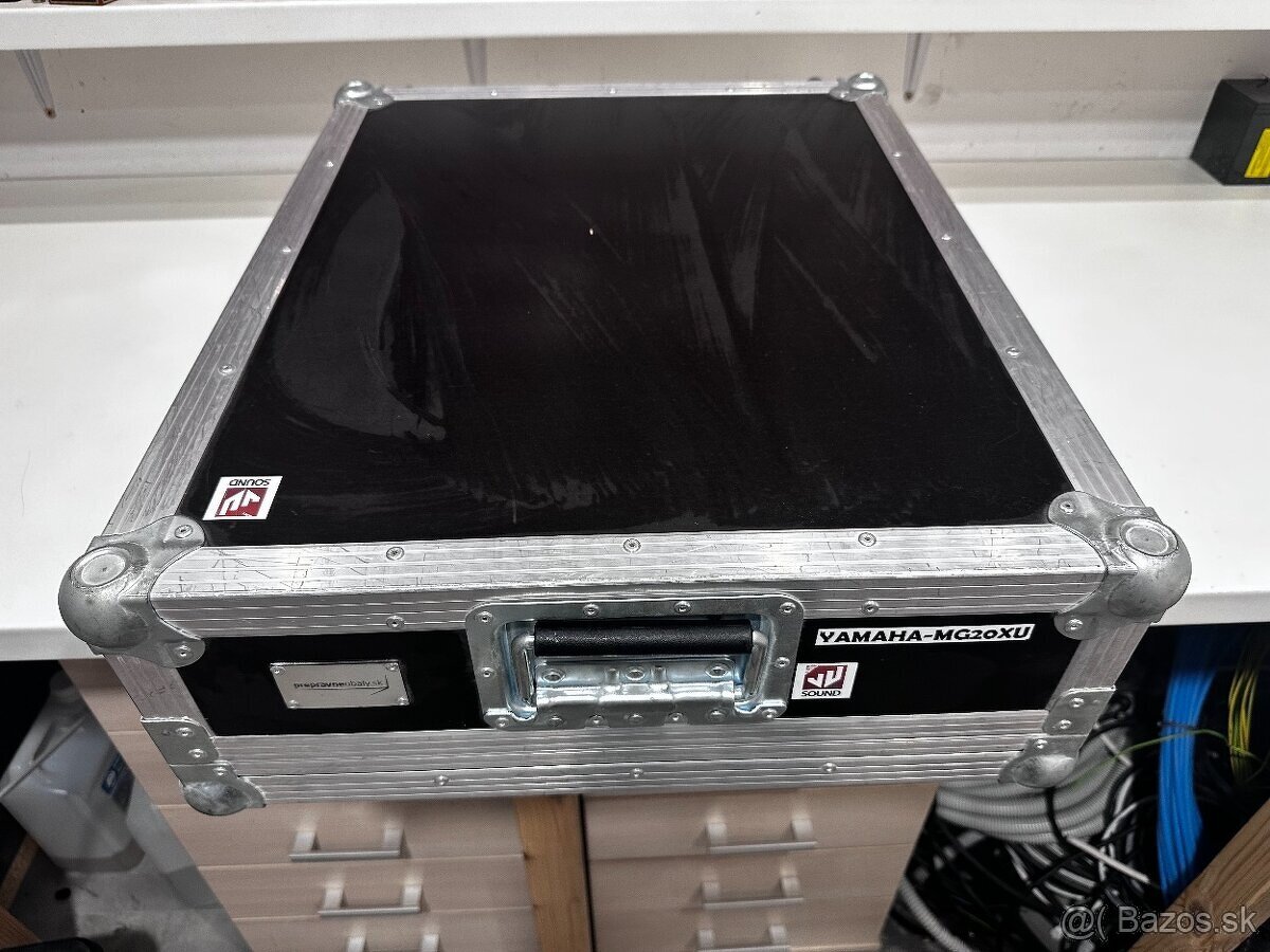 Mixpult Yamaha MG20XU v prepravnom obale. - 3
