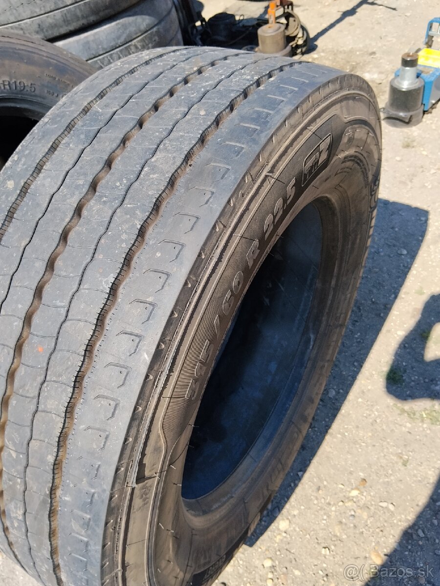 Predám vodiacu pneu 315/60-22.5 Michelin - 3