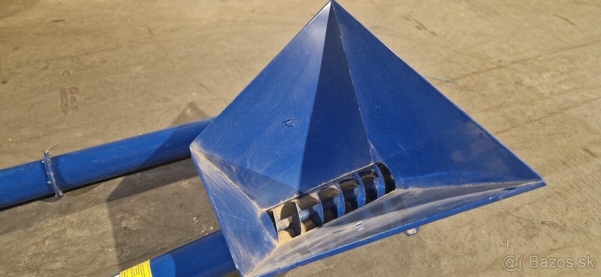 Šnekový dopravník "šikmý" s násypkou a motorom dole - 3