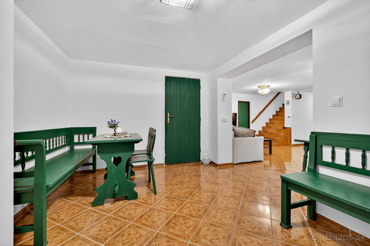 Na predaj - Priestranný 5-izbový rodinný dom s krytým bazén - 3