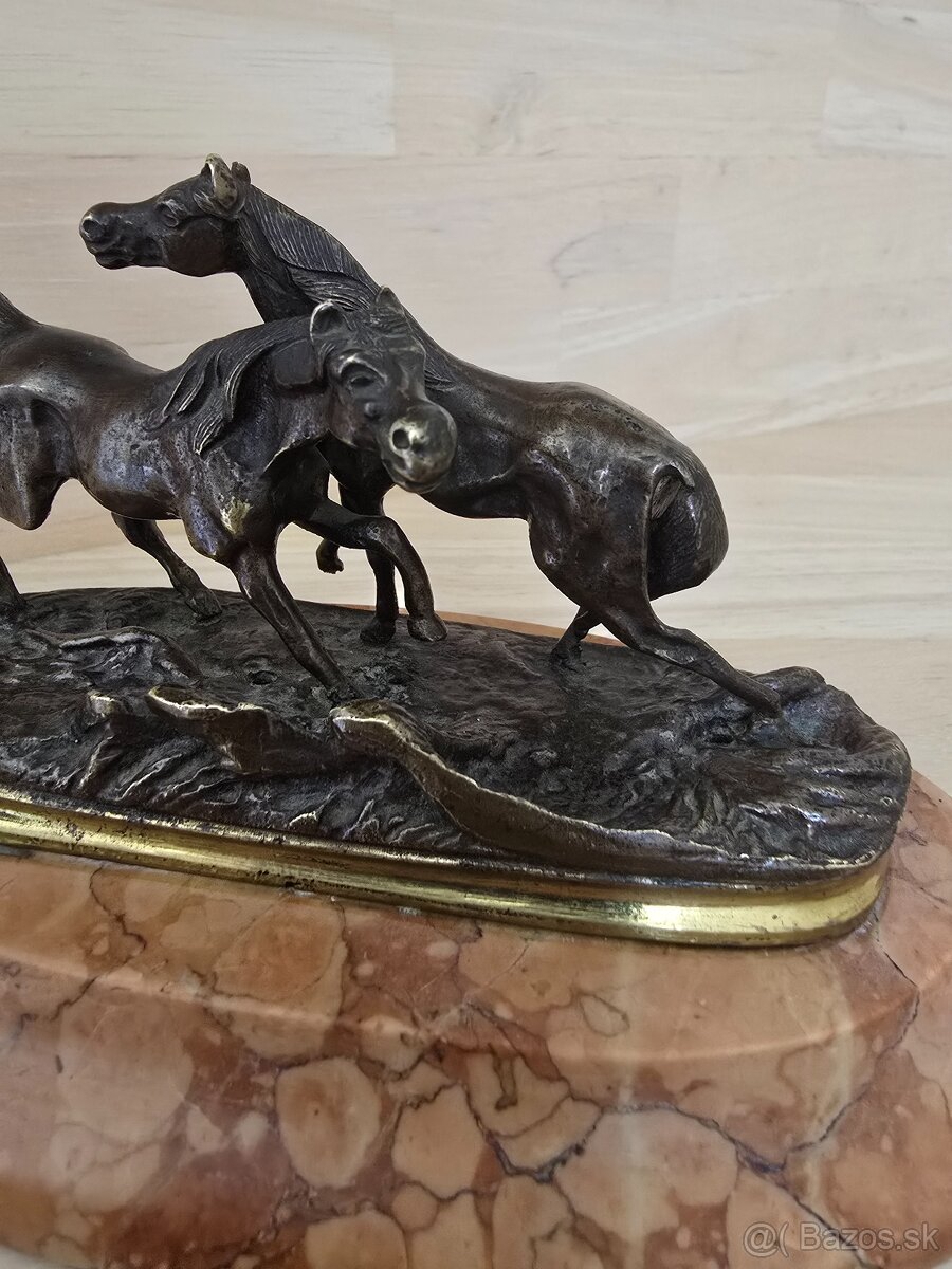 Bronzová socha kone - 3