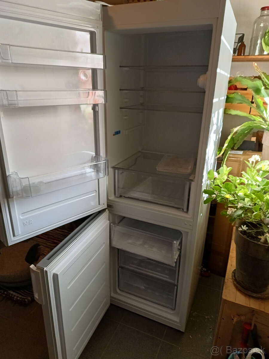 Predám chladničku s mrazničkou- Indesit LI8 S2 W - 3