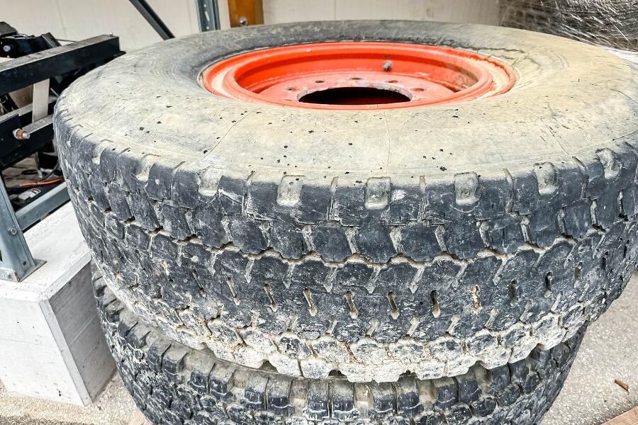 Kolesá. 14R25 385/95R25 - 3